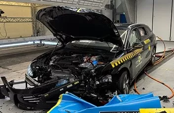 1 جانب من اختبار تصادم فولكس فاجن باسات