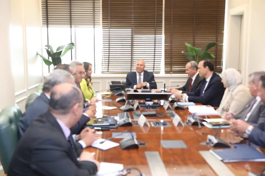 جانب من اجتماع وزير الصناعة لبحث استراتيجية صناعة السيارات