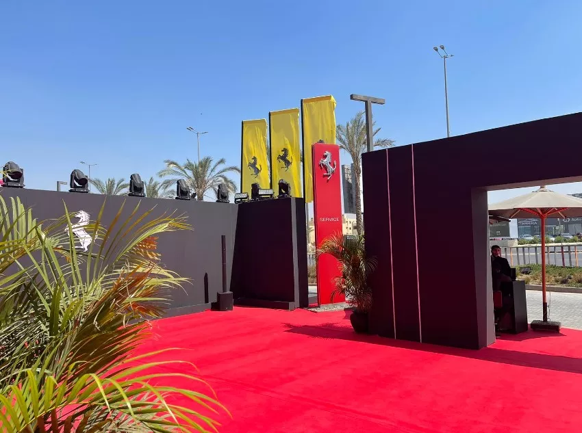 صالة عرض سيارات فيراري بالشيخ زايد
