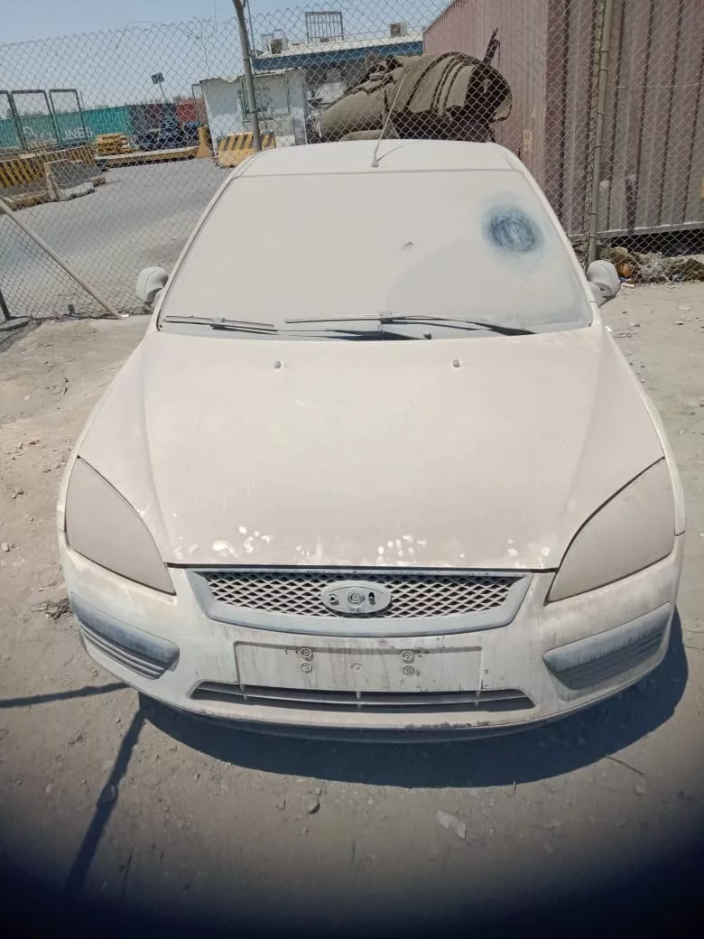 2 جانب من السيارات المعروضة للبيع بالمزاد