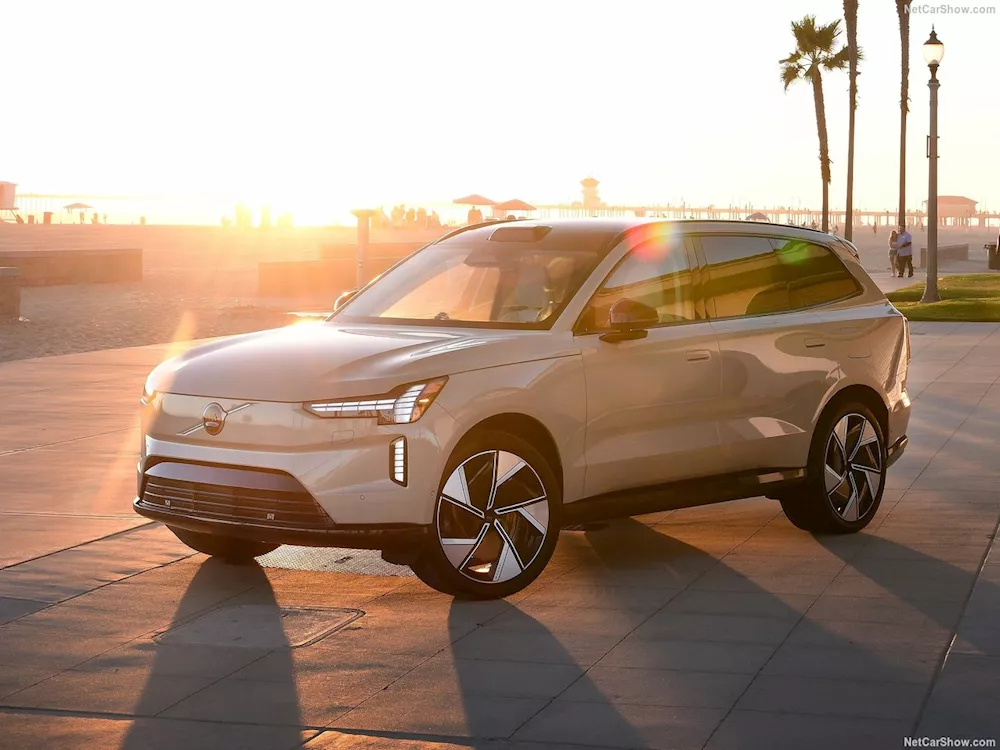 2 فولفو EX90 الكهربائية الجديدة