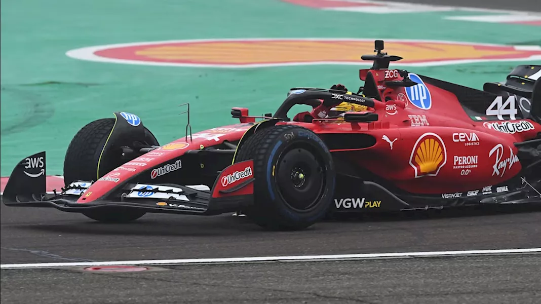 لويس هاميلتون في أول ظهور داخل سيارة فيراري