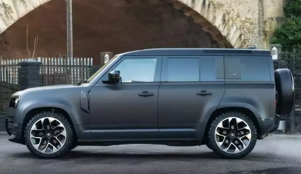 لاند روفر Defender 110 بتعديلات تشيلسي تراك كومباني