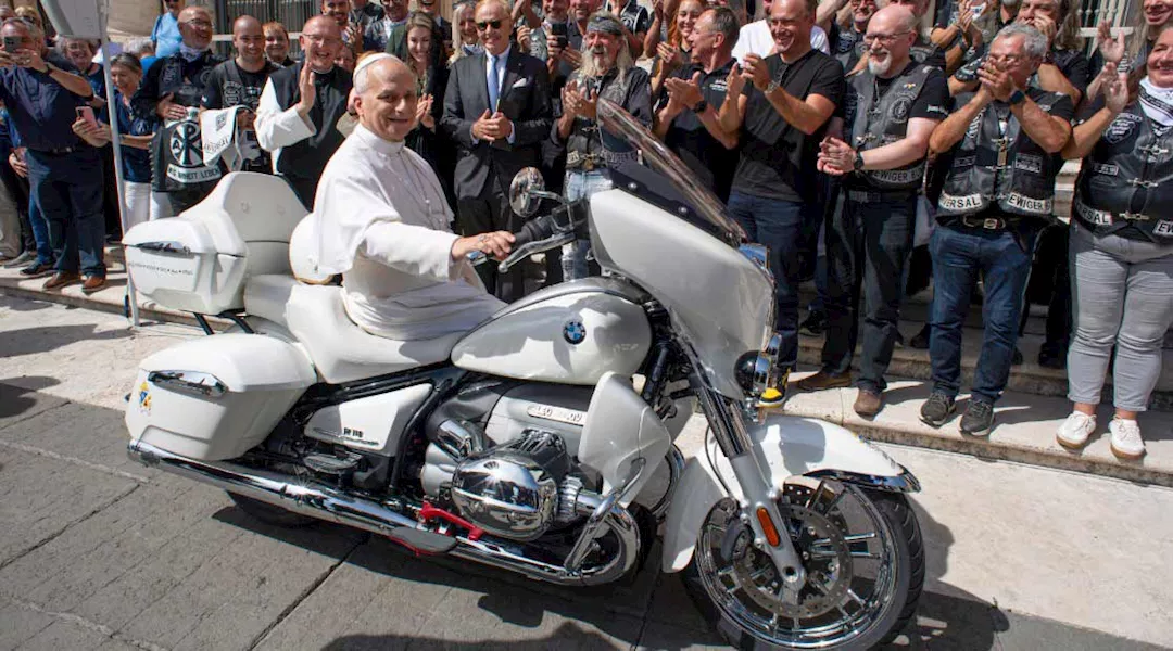 بابا الفاتيكان إلى جانب الدراجة النارية