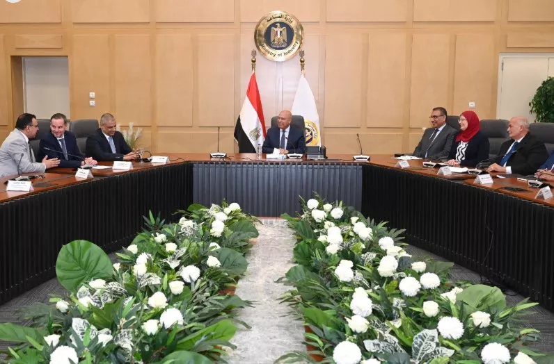 توقيع عقد إنشاء مجمع صناعي لإنتاج الضفائر والكابلات الكهربائية بمدينة الروبيكي