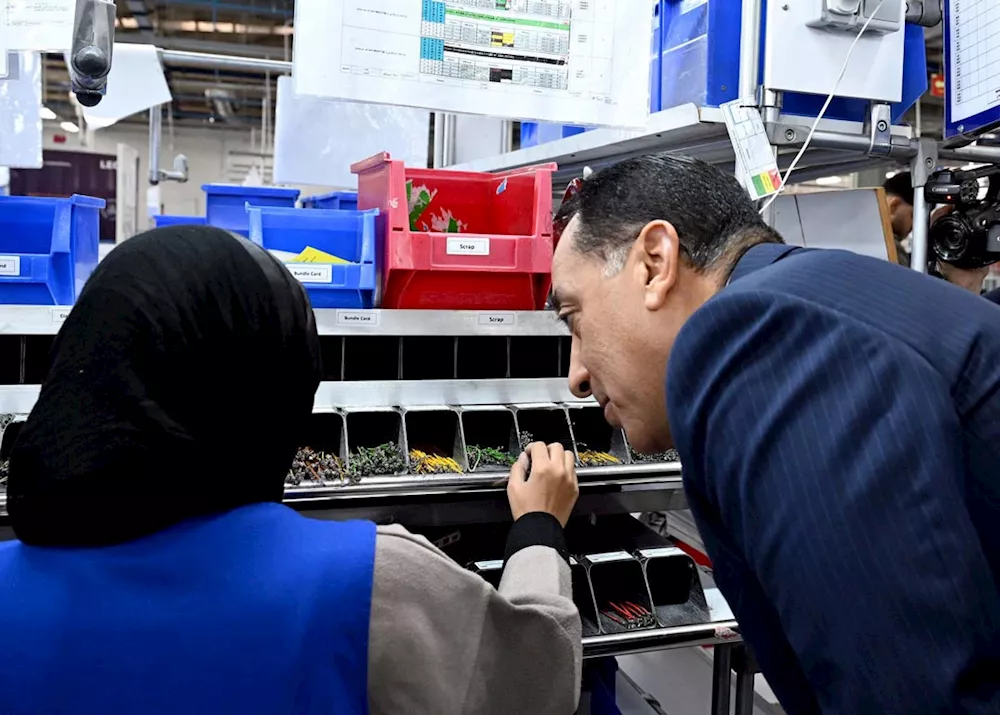 مدبولي يحاور إحدى عاملات مصنع ليوني