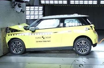 جانب من اختبار تصادم ميني كوبر E موديل 2025