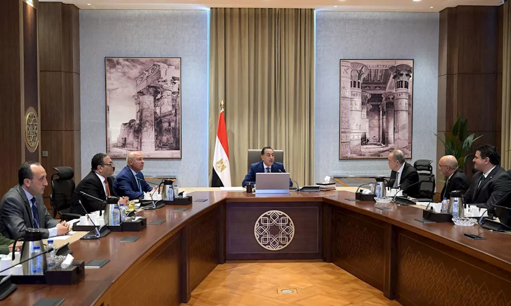 جانب من اجتماع رئيس الوزراء بمسئولي المنصور للسيارات