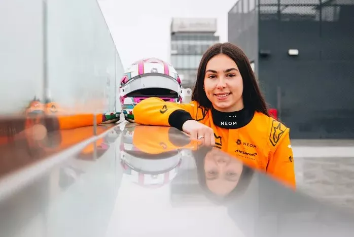 البريطانية إيلا لويد