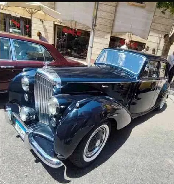 جانب من السيارات الكلاسيكية التي شاركة بالاحتفالية