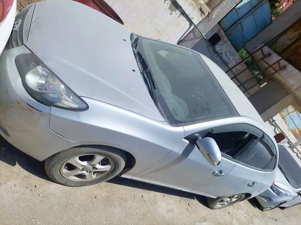 1 جانب من السيارات المعروضة بالمزاد