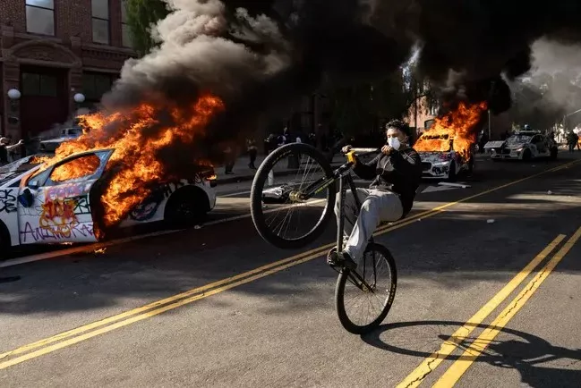 جانب من سيارات وايمو المحترقة