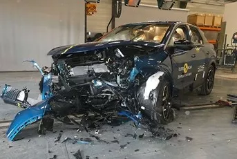 جانب من محاكاة حادث بيجو 5008