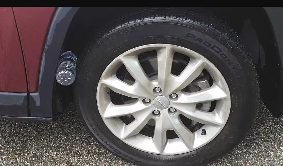 خدعة وضع زجاجة بلاستيك فوق عجلة السيارة