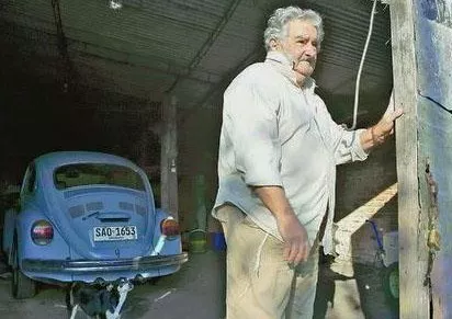 خوسيه موخيكا رئيس أوروجواي السابق إلى جانب سيارته