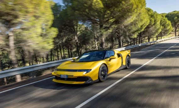 فيراري تعيد إحياء أسطورة Testarossa بقوة 1050 حصان.. تفاصيل