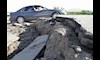 ما التصرف الصحيح عند وقوع زلزال أثناء قيادة السيارة لتفادي الإصابة؟