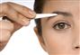 خطوات بسيطة لتشذيب الحواجب باحترافية