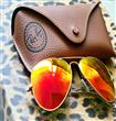 ومن الأشياء التي أنصحك بالحصول عليها في هذا الموسم نظارات  Rayban Aviator mirror glasses التي اعتدنا عليها، ولكن نجدها هذه السنة بألوان مشرقة مختلفة. 