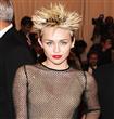 مايلي سايرس :Miley Cyrus "سئمت من شعري القصير!"                                                                                                       