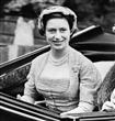 الأميرة مارغريت في فستان نورمان هارتنيل عام 1952                                                                                                      