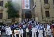 يتظاهر الآن العشرات من طلاب كلية طب القصر العيني