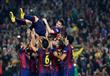 لاعبو برشلونة يحتفلون بميسي                                                                                                                           