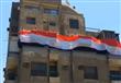 بالفيديو.. سيدة تحيك أكبر علم مصري وترفعه على منزل