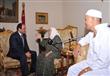 السيسي يستقبل سيدة تبرعت بقرطها الذهبي لصالح صندوق