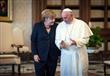 انجيلا ميركل تتبادل الحديث مع البابا فرانسيس                                                                                                                                                            