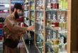 مقاتل من عناصر" داعش" يتفحص قناني العطر في أحد محل