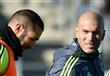 مدرب ريال مدريد الجديد الفرنسي زين الدين زيدان (يمين) والمهاجم الفرنسي كريم بنزيمة خلال تمارين في مدريد الثلاثاء 5 كانون الثاني/يناير 2016
