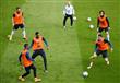 مدرب المنتخب الفرنسي ديدييه ديشان (وسط) يدير حصة تدريبية للاعبيه في كليرفونتان في 26 ايار/مايو 2016