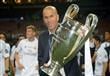 مدرب ريال مدريد زين الدين زيدان يرفع كأس دوري الابطال في 28 ايار/مايو 2016