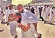 احد الحجاج يحمل والده المسن                                                                                                                                                                             