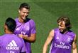 كريستيانو رونالدو يتحدث الى لوكا مودريتش خلال تمارين في فالديبيباس في مدريد، الجمعة 9 ايلول/سبتمبر 2016