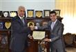 رئيس جامعة الإسكندرية يكرم طالب الهندسة المبتكر