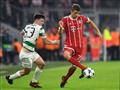 لاعب نادي بايرن ميونيخ الالماني توماس مولر (الى اليمين) خلال مباراة ناديه ضد سلتيك الاسكتلندي ضمن دوري أبطال أوروبا في كرة القدم، في 18 تشرين الأول/اكتوبر 2017.
