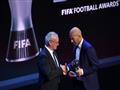 الفرنسي زين الدين زيدان بعد تسلمه جائزة افضل مدرب في العالم لعام 2017 من المدرب الايطالي كلاوديو رانييرو في لندن في 23 تشرين الاول/اكتوبر 2017