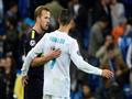 مهاجم توتنهام الانكليزي هاري كاين (الى اليسار) ومهاجم ريال مدريد الاسباني البرتغالي كريستيانو رونالدو، في ختام مباراة الفريقين ضمن دوري أبطال أوروبا لكرة القدم في 17 تشرين الأول/اكتوبر 2017.