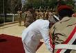 وضع إكليل من الزهور على النصب التذكاري لقبر الجندي المجهول                                                                                                                                              