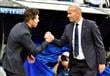 مدرب ريال مدريد الفرنسي زين الدين زيدان (يمين) والارجنتيني دييغو سيميوني مدرب اتلتيكو مدريد الثلاثاء 2 ايار/مايو 2017 على ملعب سنتياغو برنابيو