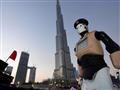 دبي.. رجل الشرطة الآلي يشارك في إطلاق مدفع الإفطار