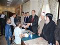 محافظ سوهاج ومطران المنشأة يوزعان الهدايا على الأطفال (9)                                                                                                                                               