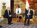 السيسي يلتقي وزير الدفاع الفرنسي