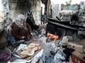 امرأة فلسطينية تعد الخبز قرب منزلهم في مخيم خان يو