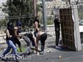 فلسطينيون يلقون الحجارة.jpg2                                                                                                                                                                            