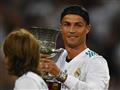 النجم البرتغالي كريستيانو رونالدو يحمل الكأس السوبر الاسبانية في كرة القدم بعد فوز فريقه ريال مدريد على برشلونة، في 16 آب/أغسطس 2017.