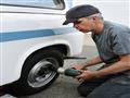 ميكانيكي كفيف يصلح السيارات (4)
