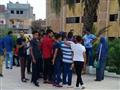 طلاب يفترشون الفناء بسبب عجز الفصول (3)                                                                                                                                                                 